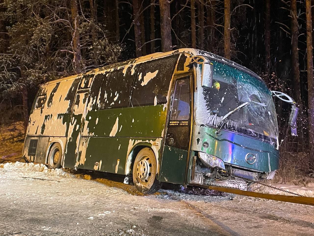 Уголовное дело возбудили после опрокидывания автобуса в кювет под Кыштымом  В региональном следственном управлении СК РФ преступление квалифицируют как оказание услуг, не отвечающих требованиям безопасности жизни или здоровья  ч. 1 ст. 238 УК РФ .    Следователи и криминалисты работают на месте происшествия. Будут проверять также документацию по организации перевозки несовершеннолетних и обеспечения их безопасности в пути, в том числе технического состояния автобуса.    СУ СК России по Челябинской области    / Прислать новость