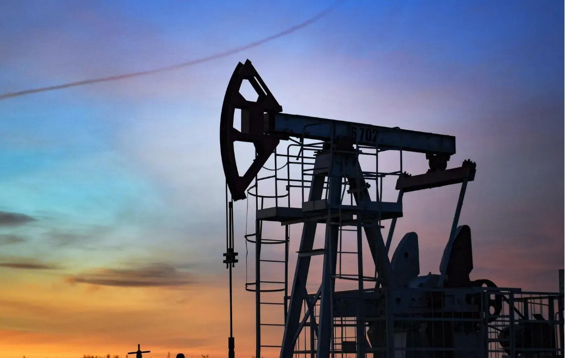 Компания BP повысила свои прогнозы относительно спроса на нефть и газ предположив что цель достижения нулевых выбросов в мире к 2050 году не будет достигнута и указав на замедление перехода к чистой энергии По оценкам BP к 2050 году потребление нефти достигнет 83 миллионов баррелей в день что на 8 больше предыдущей оценки в 77 миллионов баррелей в день Спрос на природный газ может достичь 4806 кубометров в год это на 1 6 больше предыдущей оценки в 4729 кубометров   www ridus ru n 701525 ridusnews