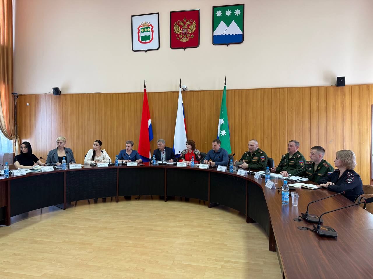 Глава Белогорска Станислав Мелюков провел расширенный оргкомитет по подготовке к празднованию 80-летия Победы в Великой Отечественной войне и 165-летнего юбилея города.   Рабочее совещание 17 апреля прошло с участием заместителей главы, представителей 35-й армии, МО МВД России «Белогорский», руководителей учреждений культуры, спорта, образования, представителей администрации.   Рассмотрены вопросы, касающиеся организации и проведения памятных и праздничных мероприятий.   Как доложила начальник орготдела Эльвира Волошина, на территории города проживают 4 участника Великой Отечественной войны, 22 вдовы ветеранов войны, 19 тружеников тыла, 2 узника концлагерей, 1 ветеран, приравненный к участникам Великой Отечественной войны. Всего 48 человек. 28 из них в марте депутатами горсовета с юнармейцами вручены 28 медалей «80 лет Победы в Великой Отечественной войне 1941 – 1945 гг.», а также цветы и конфеты.   — Для 5 ветеранов пройдут адресные выступления, подготовленные   Управлением культуры и спорта, — рассказала Эльвира Волошина. — Для двоих участников   во дворах домов, где они живут, пройдут военные парады 35-й армии. Остальных ветеранов поздравят адресно школьники – юнармейцы, депутаты, и также вручат им открытки и продуктовые наборы.   На оргзаседании отмечено, что подготовка воинских частей к проведению парада Победы в Великой Отечественной войне организована. Со 2 апреля тренировки в составе гарнизона без привлечения механизированной колонны проходят на базе одной из соединений частей.    К участию в параде Амурского территориального гарнизона спланировано привлечь более 800 человек, в том числе 260 юнармейцев. Особенностью юбилейного парада станет участие в пешей колонне подразделений знаменосцев со штандартами фронтов.   В состав механизированной колонны включено 36 единиц техники, это на 12 единиц больше, чем привлекалось в 2024-м году.  Традиционно колонну возглавит танк Т-34. Впервые на параде будут представлены в том числе тактические вездеходы, зенитные установки ЗУ -23-2.