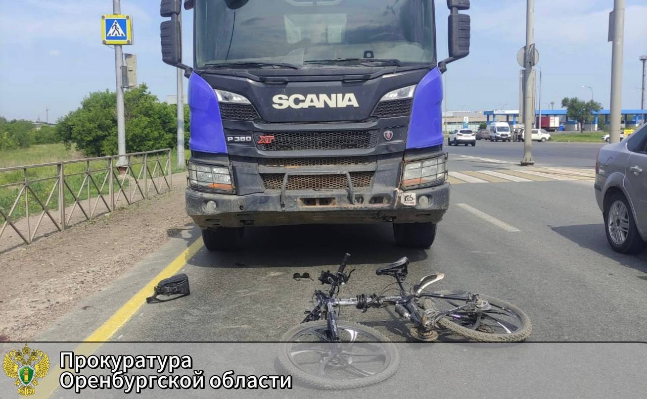 В Оренбурге осужден водитель большегруза проехавший на красный и сбивший пешехода насмерть Дзержинский районный суд Оренбурга вынес приговор 51 летнему водителю грузовика Подсудимый признан виновным по ч 3 ст 264 УК РФ нарушение лицом управляющим автомобилем правил дорожного движения повлекшее по неосторожности смерть человека Об этом сообщает прокуратура В июне 2025 года водитель ехал по Загородному шоссе Оренбурга за рулем грузового автомобиля Scania не остановился перед пешеходным переходом на красный свет и наехал на пешехода пересекавшего дорогу по зебре От полученных травм мужчина скончался на месте ДТП Суд приговорил подсудимого к двум годам колонии поселения а также лишил его водительских прав на аналогичный срок kommersant volga