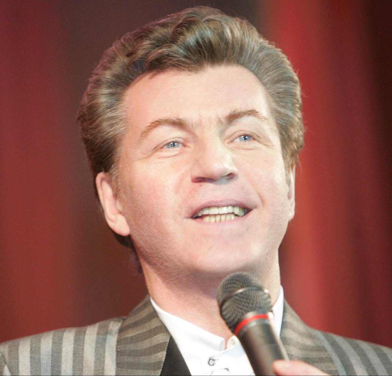 Умер исполнитель хита Фантазер Ярослав Евдокимов Ему было 78 лет Песню Фантазер Евдокимов выпустил в 1989 году но в последние несколько лет она получила новую популярность отрывок композиции широко используется для записи юмористических роликов в TikTok и других соцсетях Читать РБК в Telegram