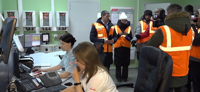 Начальник ЗабЖД Владимир Антонец вместе с журналистами отправился в путь от станции Карымская до Читы Интервью протяжённостью в 93 километра Начальник Забайкальской железной дороги Владимир Антонец вместе с журналистами отправился в путь от станции Карымская до Читы О чём наши коллеги говорили с руководителем магистрали под стук колёс знает наш корреспондент Александр Зверев