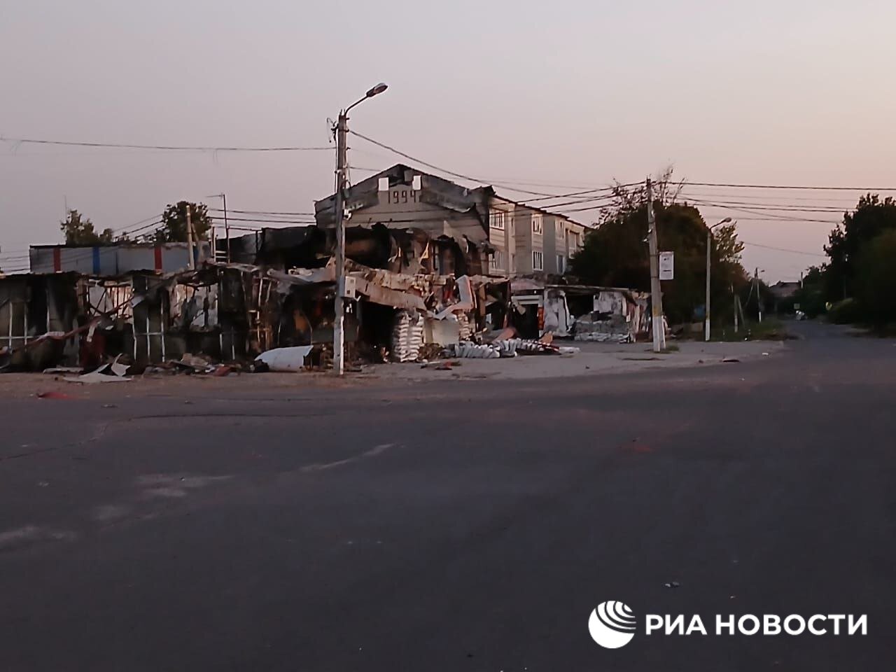 Житель Тёткино Александр, покинувший село больше месяца назад, рассказал РИА Новости, что изредка туда приезжает, хотя путь непростой: сначала на машине, затем пешком пара десятков километров, на лодке.  "Последний раз был вчера, а до этого на прошлой неделе. Наверно, больше не поеду. Слишком опасно, летают дроны, поджигают уцелевшие чудом дома. От инфраструктуры ничего не осталось: разрушена администрация, магазины, дом культуры, у школы сгорела крыша", - сказал он.