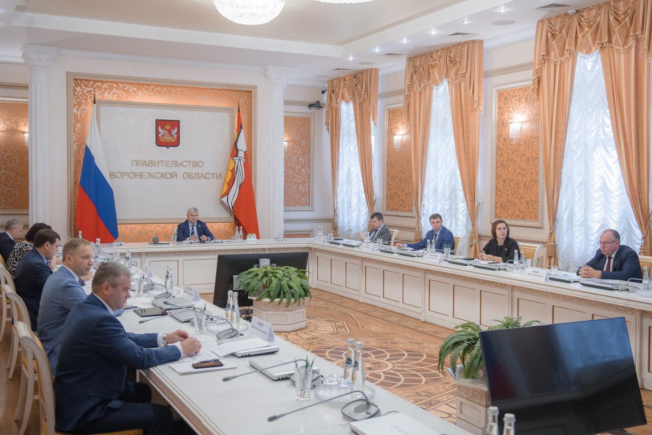 Воронежской области одобрено строительство очистных сооружений в Павловске за счёт казначейского инфраструктурного кредита на 2 46 млрд рублей Проект поддержан на заседании Правительственной комиссии по региональному развитию под руководством вице премьера Марата Хуснуллина Губернатор Александр Гусев в ходе совещания представил план реализации такого проекта в Воронежской области Планируется построить комплекс очистных мощностью 11 2 тыс м³ в сутки и проложить 1 1 км канализационных сетей Реализация в 2025 2028 годах Проект позволит значительно повысить качество водоотведения для жителей Павловска а также для мясоперерабатывающего предприятия Агроэко Юг Мы сделали еще один шаг в реализации программы казначейских инфраструктурных кредитов только что одобрили новое распределение средств для регионов Это проекты модернизации ЖКХ а также работа по комплексному развитию Дальнего Востока и Арктики В сумме более 41 млрд рублей которые пойдут на улучшение качества жизни людей в 19 регионах подвел итог заседания штаба Марат Хуснуллин Подробнее   govvrn ru news 2025 08 21 9421 Правительство Воронежской области Подписаться на канал в МАХ