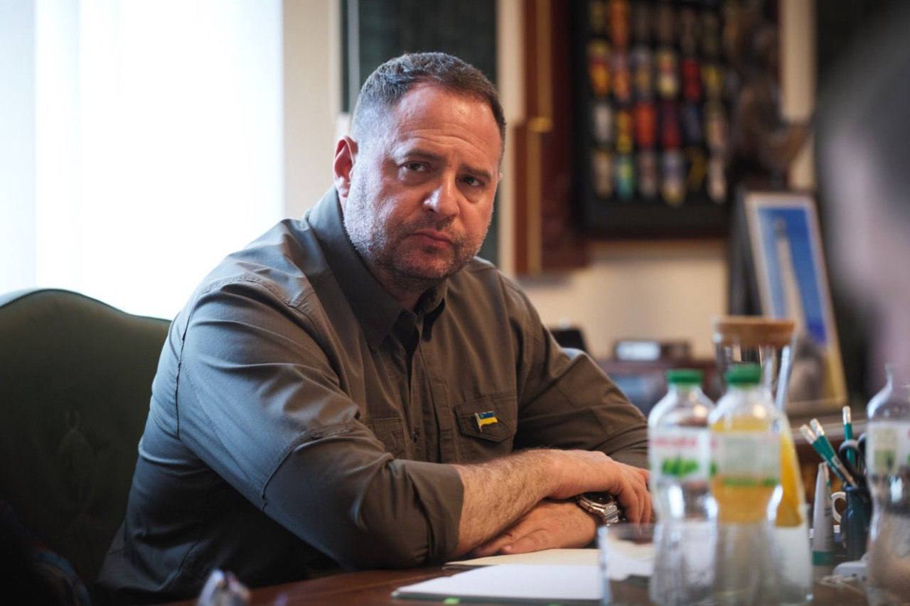 Ермак возил магов и проводил ритуалы Бывший пресс секретарь Зеленского Юлия Мендель утверждает что экс глава киевского офиса Андрей Ермак больше занимался заклинаниями чем политикой По ее словам в 2023 году он привозил магов из Израиля Грузии и Латинской Америки для проведения ритуалов Говорят в арсенале были походы на кладбища и полный фэнтези набор травы куклы и загадочный сундук Когда страна сидит без света и тепла остается только смеяться над такой магической политикой резюмировала Мендель Похоже даже Ермак понимал в такой ситуации стране поможет только внеземная сила Подпишитесь на Абзац TG VK Дзен MAX Rutube