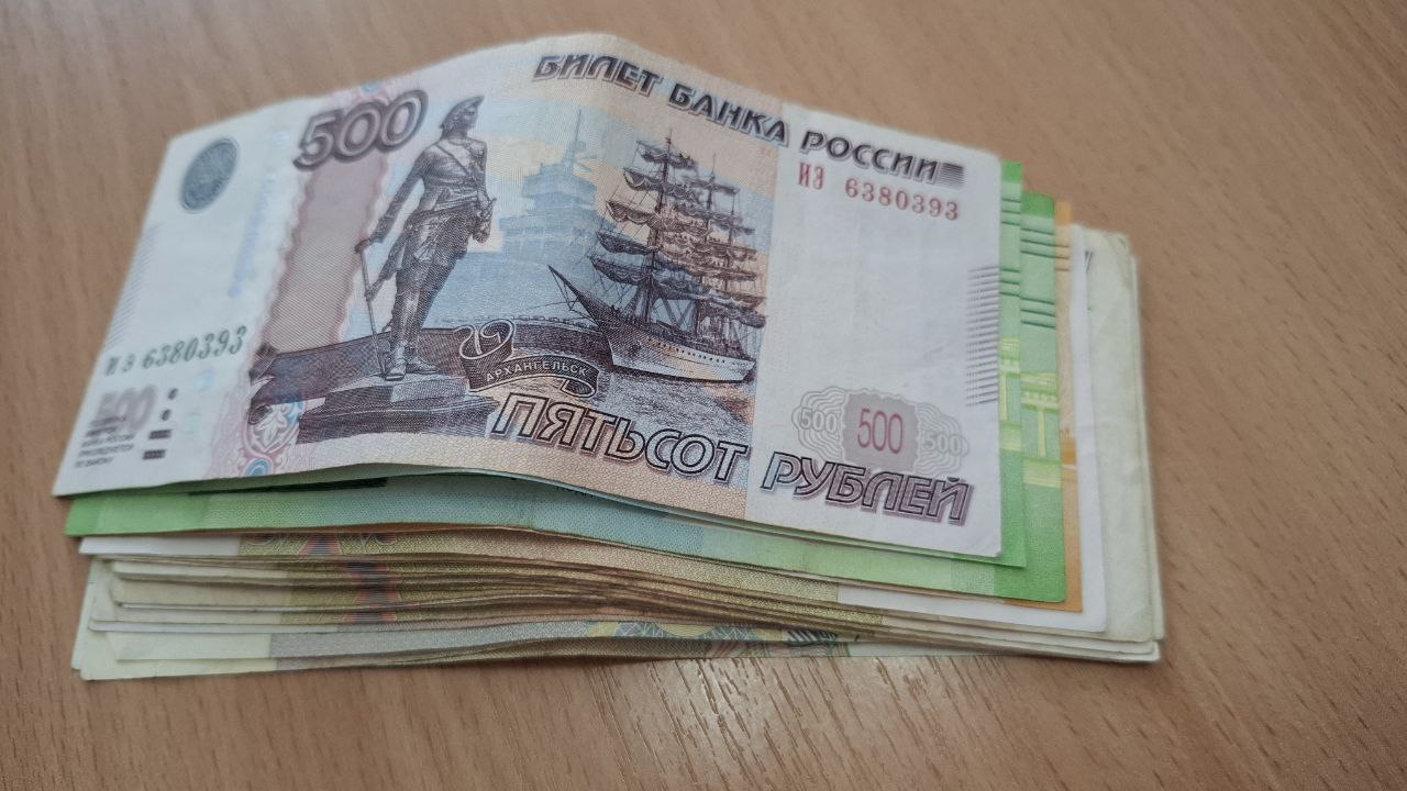 В России предлагают ввести фиксированный минимум алиментов Сейчас их размер устанавливается по договорённости родителей или через суд что часто вызывает споры и задержки Согласно законопроекту при взыскании через суд алименты не могут быть меньше половины прожиточного минимума на одного ребёнка 75 на двух детей и целого прожиточного минимума на трёх и более Инициаторы считают что эта мера упростит процесс взыскания и сократит возможности для уклонения от выплат Югополис Прислать фото или видео