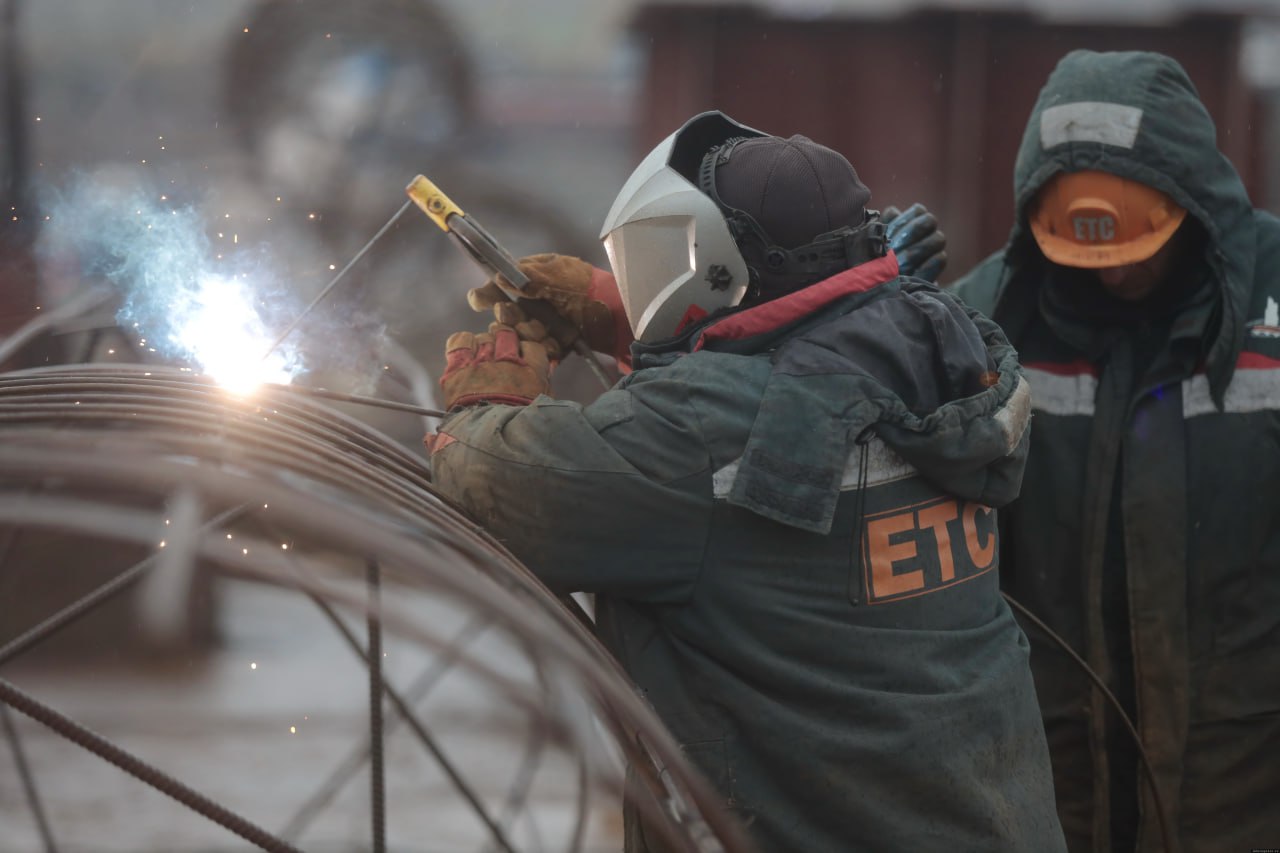 Северный обход строят по графику а местами даже опережают сроки Для Псковской области это важный и значимый проект Работы идут по плану их завершат в срок заверил подрядчик Губернатор Псковской области Михаил Ведерников отметил что на прямой линии поступило много обращений по поводу временного ограничения движения на дороге Хотицы Писковичи Муровицы Все обращения были рассмотрены Глава региона поручил министру транспорта и дорожного хозяйства Станиславу Стармолотову поддерживать связь с местными жителями и получать от них обратную связь С 15 декабря в деревне Хотицы ограничат движение Это связано со строительством путепровода который станет частью второго пускового комплекса Северного обхода Пскова Перекрытие необходимо так как опоры нового моста будут находиться прямо на действующей дороге что делает частичное ограничение невозможным и опасным   Автомобилисты могут воспользоваться объездными маршрутами по Гдовской трассе и дороге Струково Писковичи Автобусы 118 и 308 изменят маршруты после закрытия дороги 15 декабря Расписание движения общественного транспорта можно узнать на остановках а также на официальных сайтах перевозчика и министерства транспорта и дорожного хозяйства региона Источник ПАИ чтовПскове