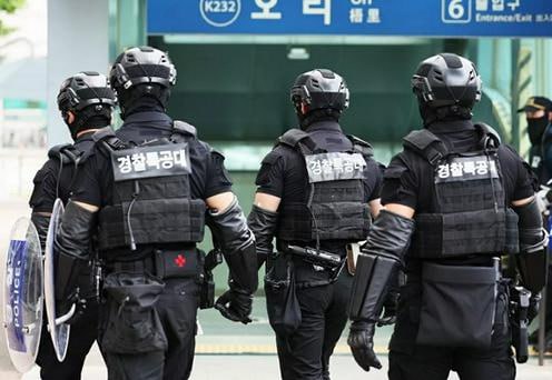 В Южной Корее задержали 29 летнего гражданина Узбекистана по подозрению в финансировании терроризма По версии следствия он собирал криптовалюту Tether USDT якобы для благотворительных проектов но на самом деле переводил средства террористическим организациям включая Катиба Таухид Валь Джихад и ХАМАС Мужчину арестовали 16 октября в гостинице города Ансана при участии национальной разведслужбы и ФБР изъяв 952 млн вон 665 тыс из которых 27 млн вон были направлены экстремистам Кроме того узбекистанец распространял через соцсети идеи джихада и создал футбольный клуб который по данным следствия мог использоваться для сбора денег с соотечественников Организация признана террористической и запрещена в ряде стран Подробнее на нашем сайте Актуальные новости из Центральной Азии fergananews