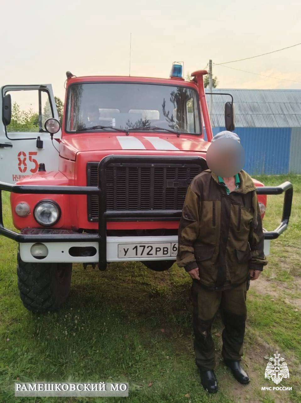 «Потеряшки» найдены!    Сотрудники МЧС Тверской области совместно с представителями ВПСО «СОВА» нашли двух заблудившихся грибников.    Поиски проводились в районе деревни Жукопа Пеновского МО и в районе деревни Рыжково Рамешковского МО.    От МЧС России к поискам привлекались сотрудники пожарно-спасательных частей № 4  5  и № 8  5  .   При походе в лес не забывай о своей безопасности:  сообщи близким свой маршрут и время возвращения;  ознакомься с прогнозом погоды;  надень закрытую одежду яркого цвета и удобную обувь;   используй средства от укуса насекомых;  возьми с собой заряженный телефон, небольшой запас воды и еды, нож и спички;  не забудь взять аптечку, если необходим приём лекарств.