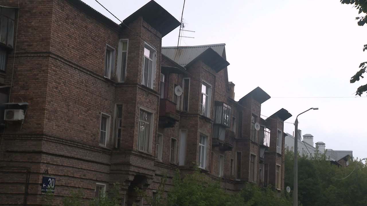 Немецкий квартал в Челябинска сохранит свою уникальность даже после реновации Об этом заявил губернатор Челябинской области в ходе прямой линии  Напомним Немецким кварталом в Челябинске называют шесть домов на Социалистической улице в Металлургическом районе построенные в 1944 1946 годах немецкими итальянскими и финскими рабочими сосланными в Урал в начале Великой Отечественной войны Строения были возведены из пористого кирпича с добавлением ила ракушек и песка так как основных стройматериалов не хватало В этом году было принято решение о реновации этих домов Жители поддержали такую инициативу на собрании Строительство новых домов на месте старых продлится порядка 7 лет Но сначала городские власти должны объявить конкурс на комплексную застройку Алексей Текслер сообщил что расселение жителей немецкого квартала планируется в конце 2026 начале 2027 года Кроме того глава региона отметил что он как человек который родился и вырос в Металлургическом районе уверен что необходимо сохранить архитектурную уникальность этих строений Говорили с городскими чиновниками на предмет того чтобы у инвестора была задача сохранить фасад вписать это в новый проект для того чтобы идентичность этого места сохранить И я уверен что так будет сделано Я знаю глава города держит этот вопрос на особом контроле поэтому это вопрос будет решен Подписывайтесь на Вести Южный Урал в MAХ