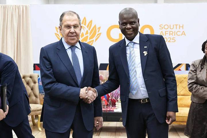 Лавров и глава МИД ЮАР обсудили наращивание торгово экономического сотрудничества и углубление политического диалога между странами во время телефонного разговора В ходе беседы главы внешнеполитических ведомств двух стран обменялись мнениями по основным темам двусторонних отношений с акцентом на углубление политического диалога наращивание взаимовыгодного торгово экономического и иного сотрудничества а также подтвердили настрой на укрепление координации на международных площадках говорится в сообщении российского дипведомства Сергей Лавров поздравил главу МИД ЮАР Рональда Ламолу с успешным проведением саммита G20 в Йоханнесбурге 22 23 ноября Африканская инициатива Подписаться