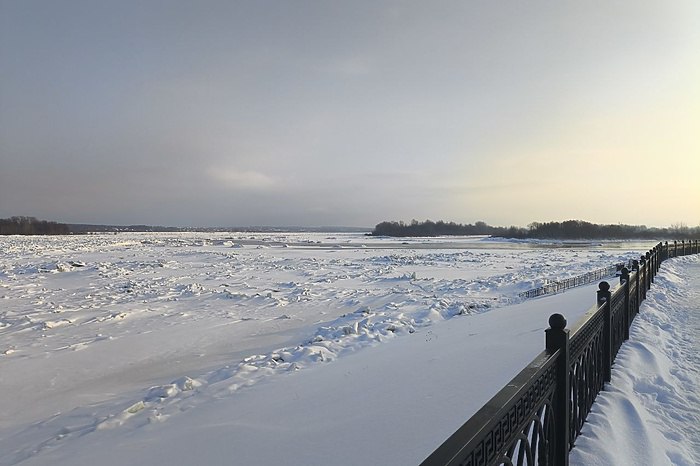 Спасенный из полыньи на Белоярском водохранилище умер в больнице Умер мужчина которого спасателям удалось вытащить из полыньи Белоярского водохранилище Об этом сообщает URA RU Тело второго находившегося на снегоходе человека пока не найдено Трагедия произошла в ночь с 4 на 5 января на Белоярском водохранилище Под лед провалился снегоход с двумя мужчинами Одного из них удалось достать из воды но позже он скончался в реанимации Поисками второго занимаются сотрудники областного ГУ МЧС к ним подключатся водолазы Погибшие направлялись на снегоходе на рыбалку сообщил директор Центра спасения Сергей Хрущев пишет URA RU Сейчас лед крайне неравномерен и потому непредсказуем выходить на акваторию на любом виде транспорта очень опасно предупреждает Хрущев Лед Белоярского водохранилища омывается теплым течением поэтому его толщина варьируется от 5 до 25 сантиметров Спасатели не рекомендуют выходить на лед даже пешком сказал спасатель uralweb ru