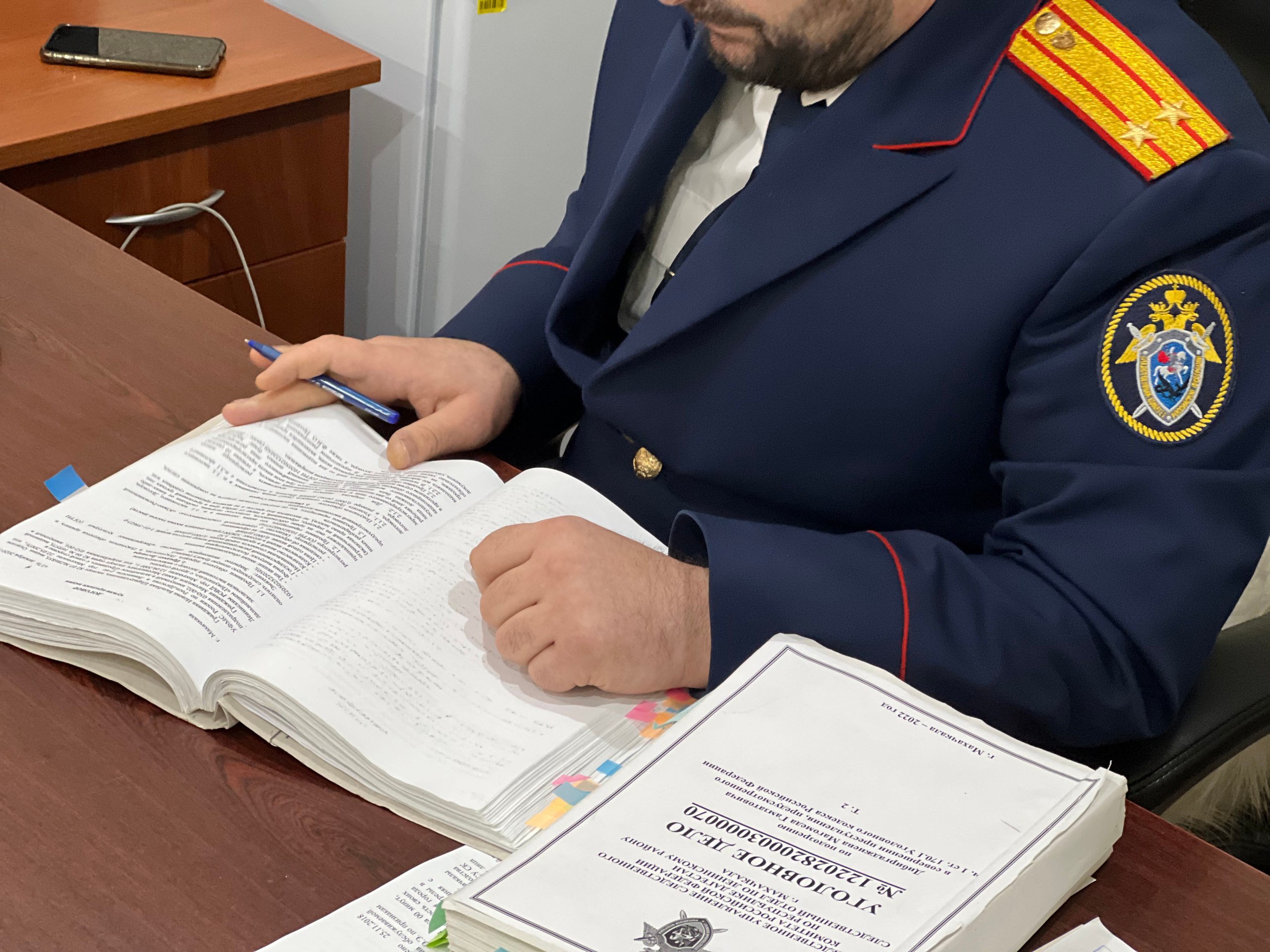 В Республике Дагестан возбуждено уголовное дело по факту оказания услуг, не отвечающих требованиям безопасности жизни или здоровья Следственным отделом по Ленинскому району г. Махачкалы следственного управления Следственного комитета РФ по Республике Дагестан возбуждено уголовное дело по признакам преступления, предусмотренного ч. 1 ст. 238 УК РФ оказание услуг, не отвечающих требованиям безопасности жизни или здоровья потребителей . По версии следствия, 25 июня 2025 года в многоквартирном доме по адресу: Республика Дагестан, г. Махачкала, ул. Магарамкентская, д. 15 «а», пассажирский лифт в первом подъезде здания, находившийся на 12 этаже с 9 людьми внутри, сорвался вниз, после чего резко затормозил на первом этаже. В результате инцидента 4 человека получили телесные повреждения. Остальные 5 пассажиров не пострадали. Пострадавшим была оказана необходимая медицинская помощь. В настоящее время проводятся следственные действия, направленные на закрепление доказательственной базы.