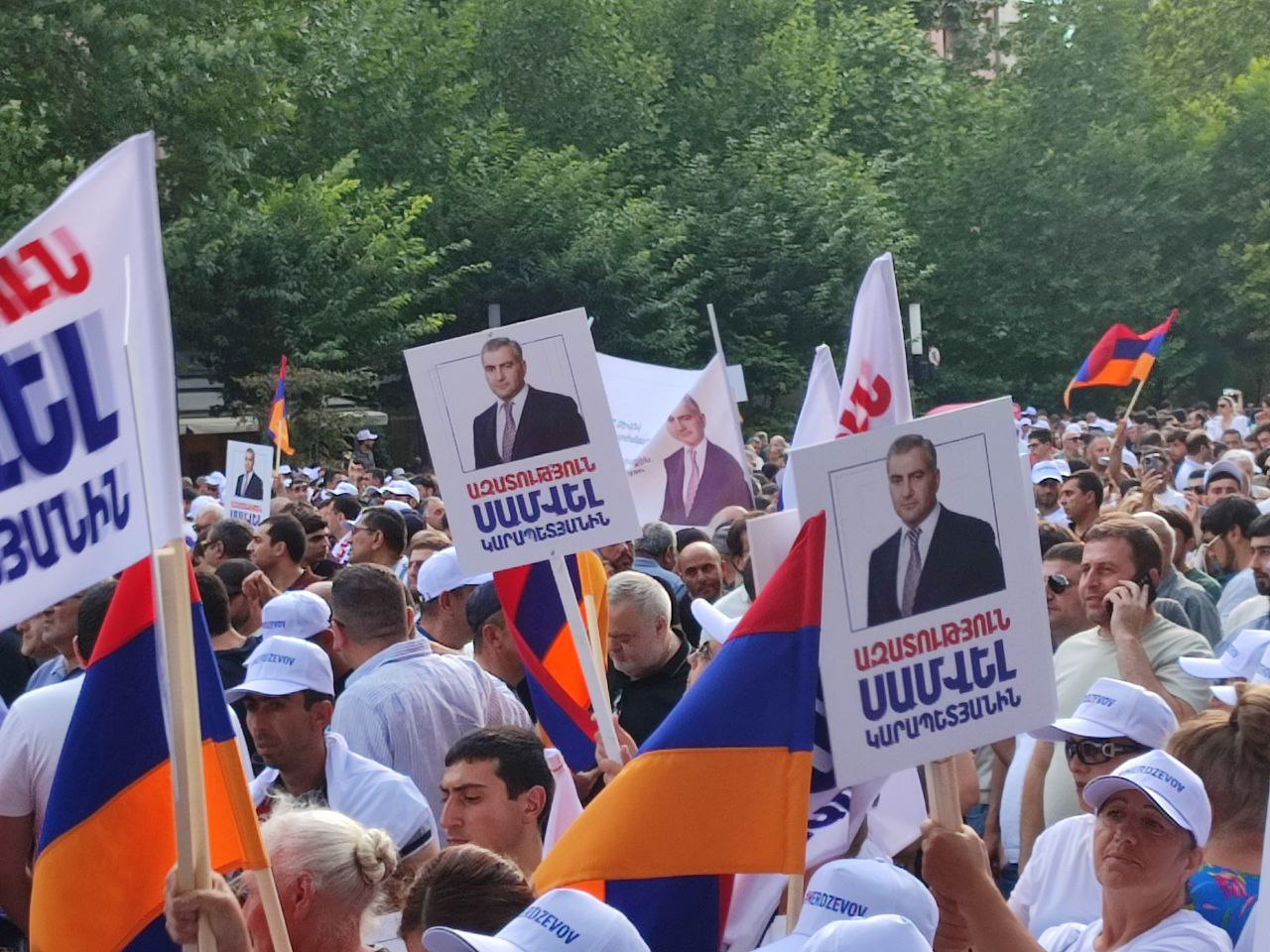Сторонники предпринимателя и благотворителя Самвела Карапетяна собираются в парке Дианы Абгар Они намерены участвовать в шествии в поддержку Самвела Карапетяна, арестованного по обвинению в публичных призывах к захвату власти в Армении. Среди присутствующих - представители духовенства. Фото, видео: "Новости-Армения"