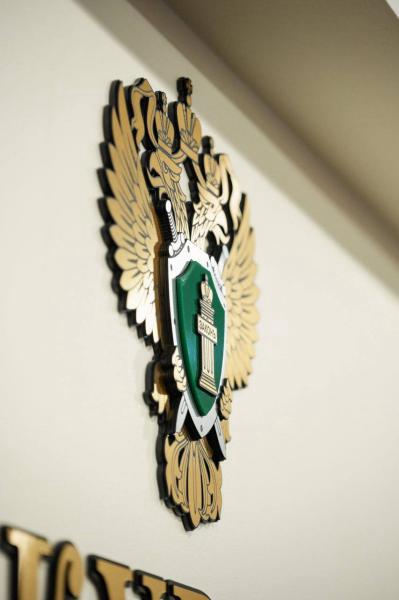 Камчатскому лихачу наехавшему на сотрудника ФСБ грозит пожизненное заключение Передано в суд дело 36 летнего жителя Елизово обвиняемого в посягательстве на жизнь сотрудника правоохранительных органов По версии следствия в июле мужчина в состоянии опьянения за рулём Mercedes Benz без номеров проигнорировал требование полиции об остановке и попытался скрыться При задержании он наехал на сотрудника ФСБ Обвиняемый вину не признал и заключён под стражу Ему грозит до 20 лет лишения свободы или пожизненный срок Подписаться Прислать Чат