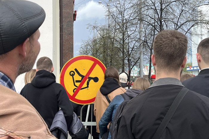 Запретить кататься на электросамокатах по ночам предложили в Екатеринбурге Депутаты предложили запретить движение самокатов в ночное время. Инициатива была озвучена на заседании комиссии Екатеринбургской городской Думы по безопасности жизнедеятельности населения. В ходе заседания было отмечено, что не все кикшеринговые компании соблюдают достигнутые договоренности по обеспечению безопасности передвижения на СИМ. Заместитель начальника Госавтоинспекции Екатеринбурга Павел Крылов отметил, что нарушения ПДД часто происходят в темное время суток. Поэтому в ходе обсуждения вопроса появилась инициатива запретить езду на самокатах по ночам, с 23:00 до 6:00.