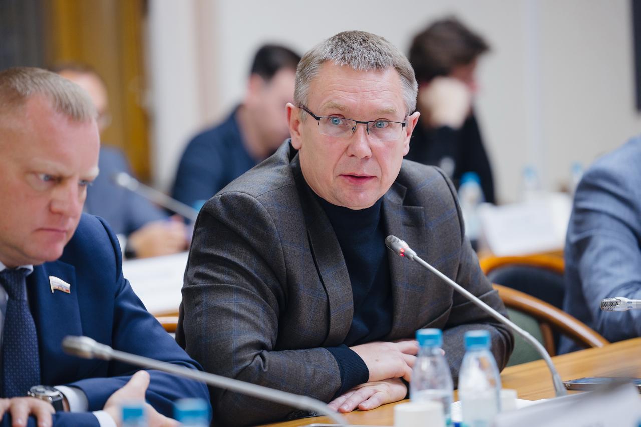 Сергей Каргинов призвал ускорить госзаказ на гражданские беспилотники Депутат ЛДПР Сергей Каргинов на встрече с министром промышленности Антоном Алихановым подчеркнул что развитие беспилотной авиации БПЛА в гражданской сфере буксует из за отсутствия чёткой системы государственных заказов Очень много предприятий предлагают решения для МЧС Роспотребнадзора и других ведомств Но нет понятной стратегии по какому техническому заданию их производить кто в итоге будет закупать и как отметил депутат В ответ глава Минпромторга отметил что госзаказ уже реализуется в отдельных сферах гражданской бесплилотной авиации а также подчеркнул что наиболее активно технологии БПЛА применяются в сельском и лесном хозяйстве и строительстве