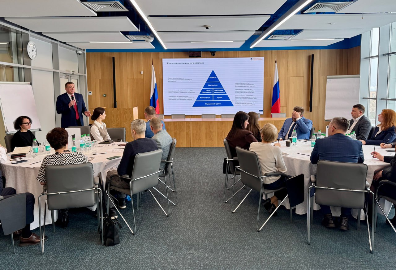 Медики Долинского района приняли участие в обсуждении создания единого медицинского кластера в Сахалинской области Инициатива выдвинутая губернатором Валерием Лимаренко направлена на комплексное развитие регионального здравоохранения В ходе встречи глава региона лично рассмотрел предложения и опыт местных врачей для реализации этого проекта Кластер призван решить три ключевые задачи подготовку кадров на месте повышение качества медицинской помощи и закрепление молодых специалистов на Сахалине Важной частью работы станет приглашение на остров опытных преподавателей и практикующих врачей со всей страны Это обеспечит постоянный обмен современными знаниями и методиками откроет новые возможности для профессионального роста сахалинских медиков Планируется привлечение ведущих специалистов и профессоров Российской академии наук а также укрепление материально технической базы Главная цель преобразований сделать высокотехнологичную медицинскую помощь доступной для каждого жителя области чтобы пациенты могли получать необходимое лечение рядом с домом