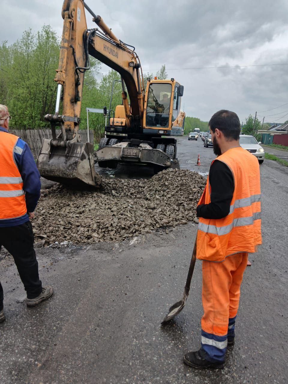 В рамках выполнения ямочного ремонта компания "Лель" приступила к работами на улице Нижне-Пролетарская в районе южного въезда в город. В связи с проведением подготовительных работ, движение по одной полосе временно перекрыто. Автолюбителей просят соблюдать правила дорожного движения и следить за знаками.