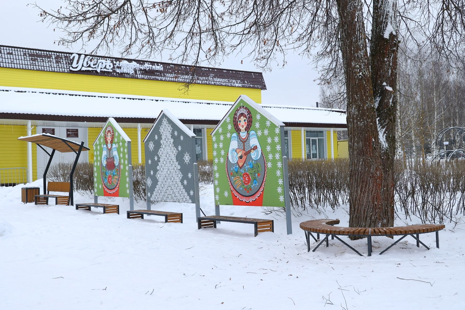 Ремонт киноконцертного центра Уверь стал хорошим примером командной работы Для того чтобы привести его в порядок были задействованы ресурсы Фонда кино госпрограмма комплексного развития сельских территорий партийный проект Культура малой Родины практика инициативного бюджетирования Наш выбор Свой вклад внесли жители округа В 2025 году центр был признан лучшим учреждением культуры области среди сельских поселений В прошлом году здесь обновили фойе заменили потолки покрасили стены сделали зоны кассы гардероб По словам директора Натальи Ивановой зрители отмечают что после ремонта в учреждении стало светло и красиво Сегодня в центре функционируют 23 клубных формирования в которых занимаются почти 350 человек Александр Дронов познакомился с ребятами из хореографического коллектива Дива куда ходят почти 50 детей в возрасте от 3 до 16 лет Глава региона дал поручение министерству культуры и туризма Новгородской области в 2026 году отремонтировать репетиционный зал