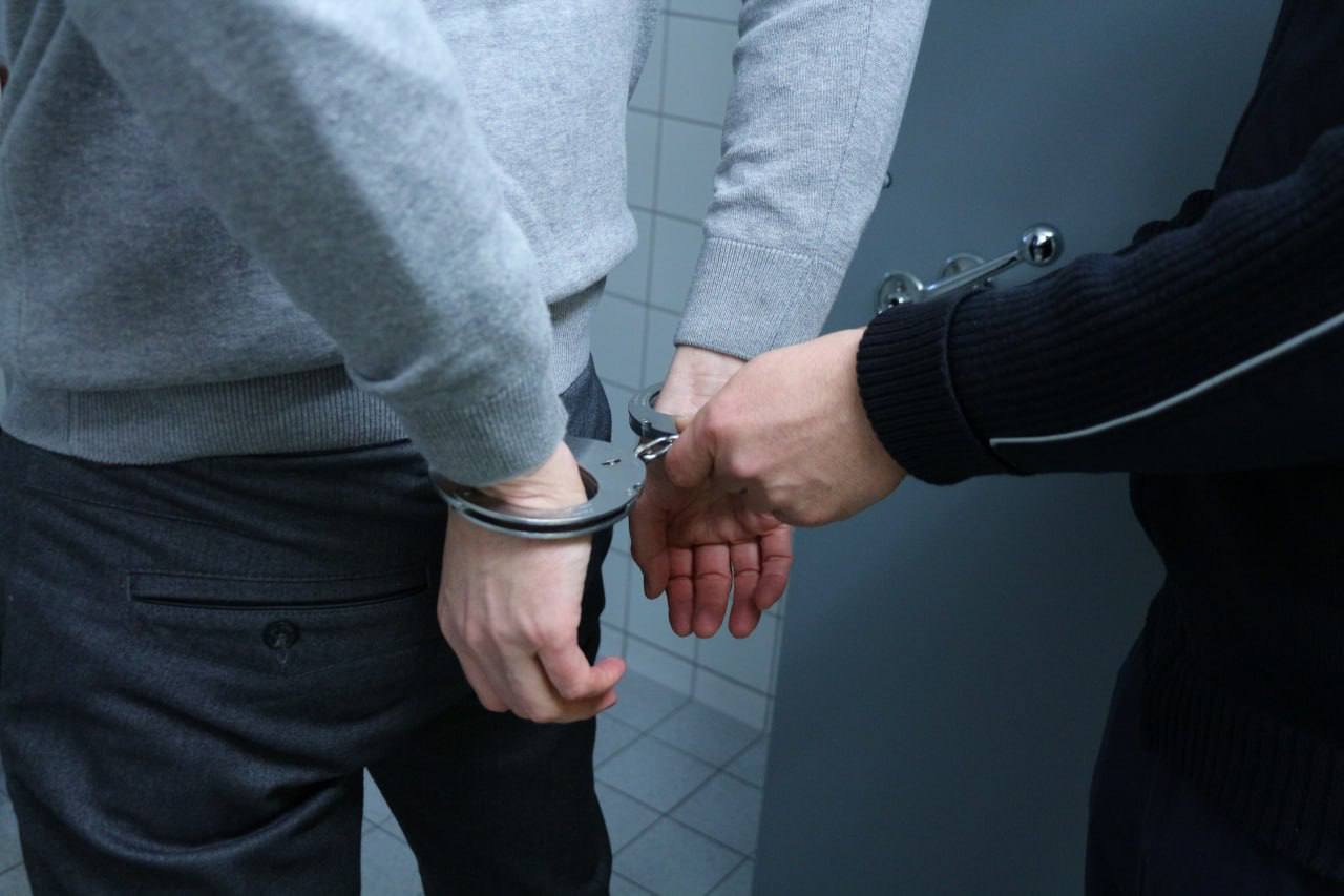 На Сахалине бывшего сотрудника ДПС за взятку отправили в колонию На Сахалине бывшего сотрудника ДПС признали виновным в получении взятки Как сообщили Точке отсчёта в областном УМВД мужчина уволен по отрицательным мотивам преступление раскрыто сотрудниками оперативно розыскной части службы собственной безопасности полиции островного региона и УФСБ Сахалинской области Как сообщают в городском суде Южно Сахалинска установлено что бывший старший инспектор ДПС при исполнении своих служебных обязанностей получил 50 тысяч рублей взятки за незаконное бездействие а также использовал свои служебные полномочия вопреки интересам службы Это повлекло существенное нарушение прав и законных интересов граждан Бывшего сотрудника полиции лишили свободы на 4 года и 3 месяца обязали выплатить штраф в размере пятнадцатикратной суммы взятки то есть в размере 750000 рублей tochka 65