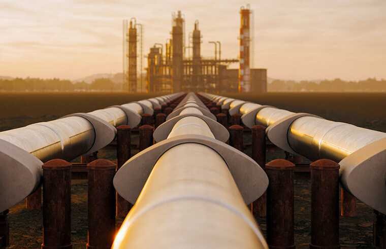 К 2050 году Европа может утратить до 84 своей добычи природного газа прогнозируют аналитики S P Global CERA Upstream По их расчетам газодобыча в Евросоюзе рухнет с 6 9 трлн кубических футов в 2024 году до 1 1 трлн кубических футов Эксперты уточняют что Норвегия пока сохраняет добычу газа на рекордных уровнях но отдельные страны не смогут изменить общий нисходящий тренд для остальной Европы На фоне европейского спада аналитики S P отмечают более высокие позиции России в индексе перспективности нефтегазового сектора что подчеркивает растущий разрыв в ресурсном потенциале между регионами