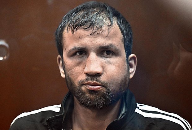 Только один исполнитель теракта в подмосковном «Крокусе» раскаялся в содеянном Речь идет о Шамсидине Фаридуни . Он стал единственным из четырех террористов, кто не только дал признательные показания в полном объеме, но и раскаялся в содеянном. Об этом сказано в материалах дела, с которыми ознакомился ТАСС. Три других фигуранта – Мухаммадсобир Файзов , Саидакрами Рачаболизада и Далерджон Мирзоев – полностью признали вину, но раскаиваться в содеянном не стали. Как уточнятся, Фаридуни проживал ранее с семьей в 50 км от Душанбе, в кишлаке Лойоби. Там он работал сначала на стройке, а затем в лепешечной в Гиссаре. Именно он неоднократно приходил в концертный зал в целях планирования теракта. Внесены в перечень террористов и экстремистов Росфинмониторинга. Подпишитесь на «Абзац» Добавьте «Абзац» в ленту «Дзена»