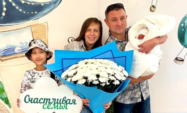 Челябинские врачи спасли новорожденного с пятикратным обвитием пуповины В Городской клинической больнице 6 у семьи Тарнопольских родился второй сын Максим Роды осложнились редким и опасным случаем тугим пятикратным обвитием пуповины вокруг шеи младенца Благодаря слаженной работе медицинской команды была выбрана правильная тактика естественных родов Малыш появился на свет без серьезных повреждений а на днях мама Надежда и ребенок были выписаны домой Подписаться Прислать новость Подпишись на МАХ