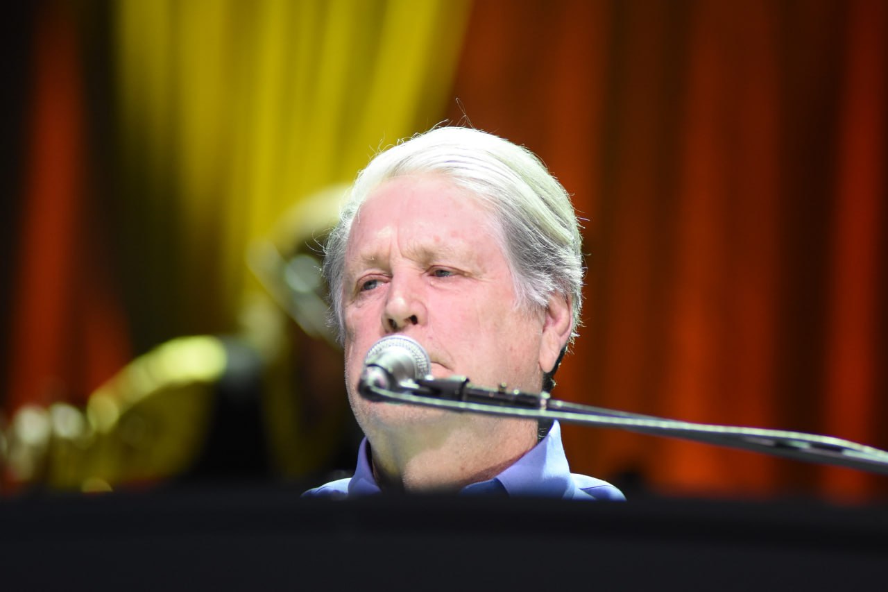 Умер основатель группы The Beach Boys Брайану Уилсону было 82 года. О смерти американского рок-музыканта и солиста группы в социальных сетях сообщила семья. Брайан Уилсон родился 20 июня 1942 года в городе Инглвуд, штат Калифорния. С 12 лет он начал играть на музыкальных инструментах, а с 16 — экспериментировать с записью песен. В 1961 году вместе с братьями Деннисом и Карлом Уилсонами, двоюродным братом Майком Лавом и школьным другом Аланом Джардином основал The Beach Boys. В том же году состоялась их первая профессиональная запись в студии World Pacific в Лос-Анджелесе. Подпишись на «Говорит Москва»
