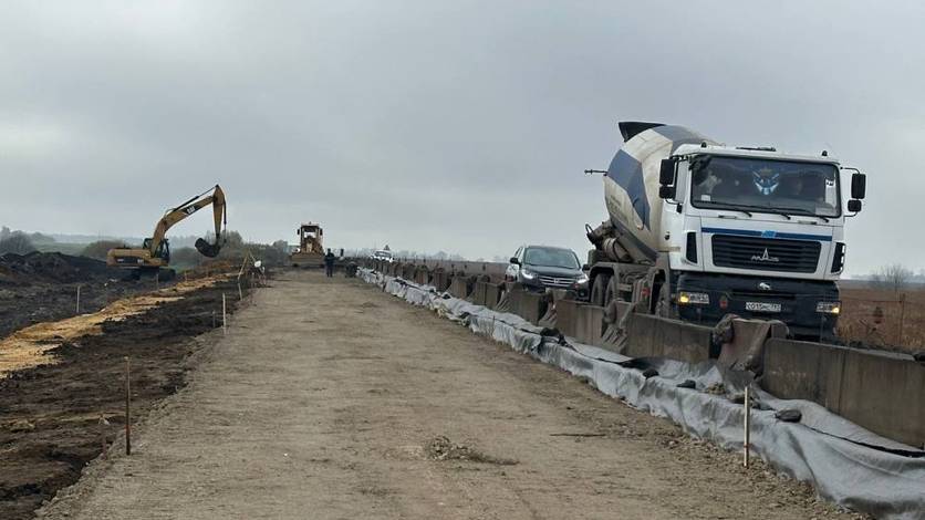 В Орловской области появится еще один пункт весового контроля Его строят в Свердловском районе на дороге Змиевка Глазуновка Тросна Подрядчик уже расширил дорогу и сейчас занимается основанием из щебня Далее начнется укладка трех слоев асфальта Планируется завершить работы в течение недели После этого откроют движение по одной полосе Вести Орел в Telegram в МАХ