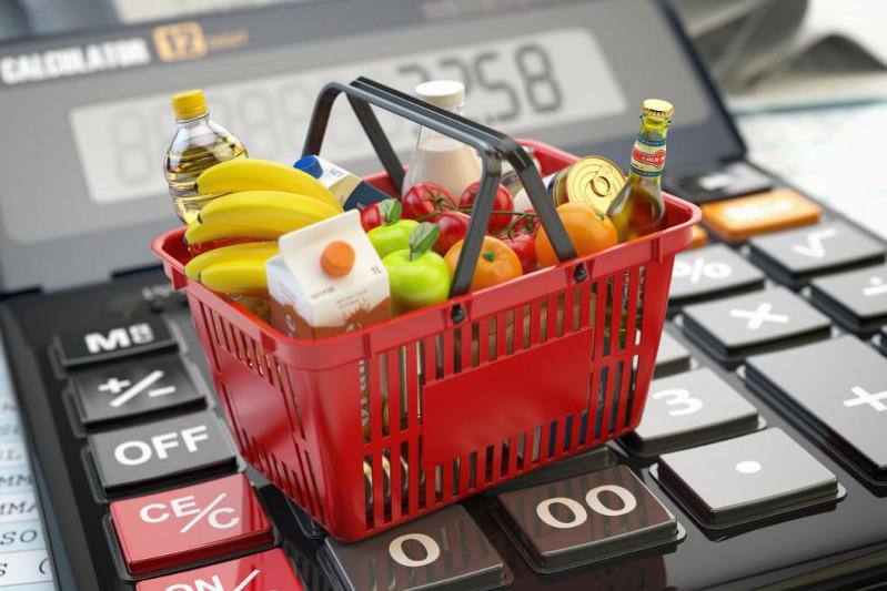 В Казахстане планируют отказаться от контроля цен на продукты в пользу ваучеров Министр торговли Арман Шаккалиев сообщил о планах постепенно отказаться от системы социально значимых продовольственных товаров СЗПТ По его словам этот механизм устарел так как государство фактически диктует производителям цены и надбавки Вместо этого запускается пилотный проект в Акколе Кокшетау и Павлодаре адресная цифровая социальная помощь Получателям АСП будут выдавать продовольственные ваучеры которые позволят приобретать товары в течение года по сниженным ценам Шаккалиев отметил что новая модель эффективнее она снижает давление на производителей и потребителей и использует рыночные инструменты Пилот продлится до конца 2025 года а с 2026 года планируется его поэтапное тиражирование kursivm kursiv news