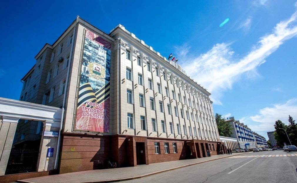 Мэрия Уфы выставила на торги пакет акций УГАИК за ₽123 млн Администрация Уфы выставила на торги пакет акций АО Специализированный застройщик «Уфимское городское агентство ипотечного кредитования» УГАИК , находящихся в собственности города, в размере 98,5% уставного капитала. Начальная цена лота составляет 122,6 млн руб., шаг аукциона установлен на уровне 6,1 млн руб. Заявки на участие принимаются с 12 мая по 9 июня, торги назначены на 11 июня. Номинальная цена принадлежащих городу акций составляет 278,7 млн руб., начальная цена на торгах в 2,2 раза ниже номинальной. Торги пройдут на площадке «Российского аукционного дома». В собственности УГАИК числится недостроенный жилой дом в Миловском сельсовете Уфимского района, жилые и нежилые помещения и сооружения в Уфе и Аургазинском районе. Общая площадь имущества составляет 4,7 тыс. кв. м. В компании работают 20 сотрудников. РБК-УФА