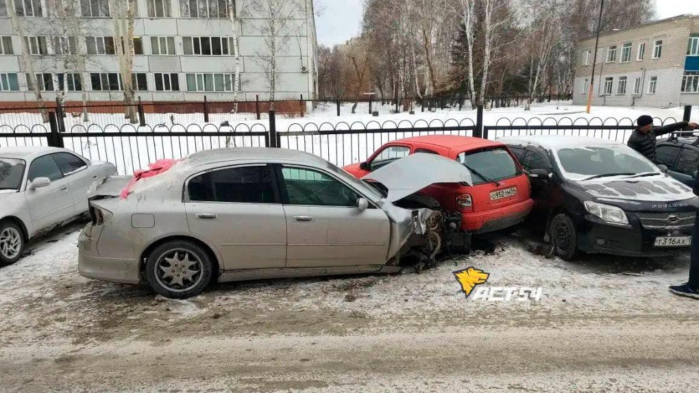 Массовое ДТП случилось рядом с гимназией в Новосибирске  В субботу, 14 декабря, на улице Зорге, неподалёку от гимназии № 7, произошла массовая авария, пишет телеграм-канал «АСТ-54 Black».  Вероятно, один из водителей потерял управление и въехал в несколько припаркованных автомобилей. Авария нанесла серьёзные повреждения как минимум трём машинам, детали которых оказались разбросаны по двору. К счастью, в результате происшествия никто не пострадал, однако владельцы повреждённых автомобилей понесли материальный ущерб.   Причины ДТП в настоящий момент уточняются. Предположительно, авария могла произойти из-за технической неисправности автомобиля или сложных дорожных условий.  Фото: «АСТ-54 Black»