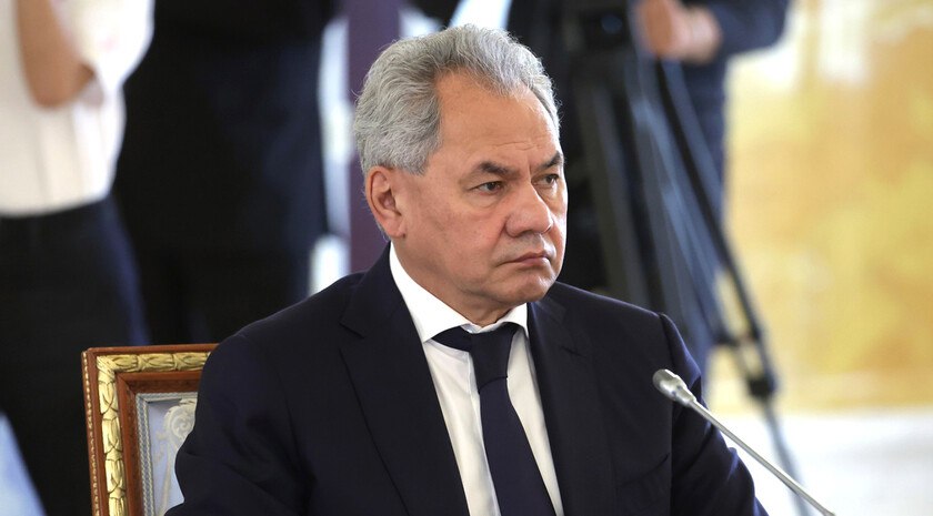 Шойгу назвал Стамбул главной площадкой для урегулирования украинского кризиса «Стамбульская площадка становится основной площадкой по проведению переговоров по всем направлениям — касаемо и Черного моря, и черноморской сделки, зерновой сделки, ну и теперь российско-украинских переговоров», — заявил секретарь Совбеза РФ Сергей Шойгу на переговорах с генсекретарем Совета национальной безопасности Турции Окаем Мемишем. Шойгу поблагодарил турецкую сторону за предоставление площадки для переговоров и обеспечение высокого уровня безопасности. ℹ Ранее глава МИД РФ Сергей Лавров заявил, что Россия готова встретиться с Украиной в Стамбуле 2 июня для обсуждения меморандума по возможному мирному договору. Фото: Администрация Президента России , VK и ОК и читайте новости на нашем сайте
