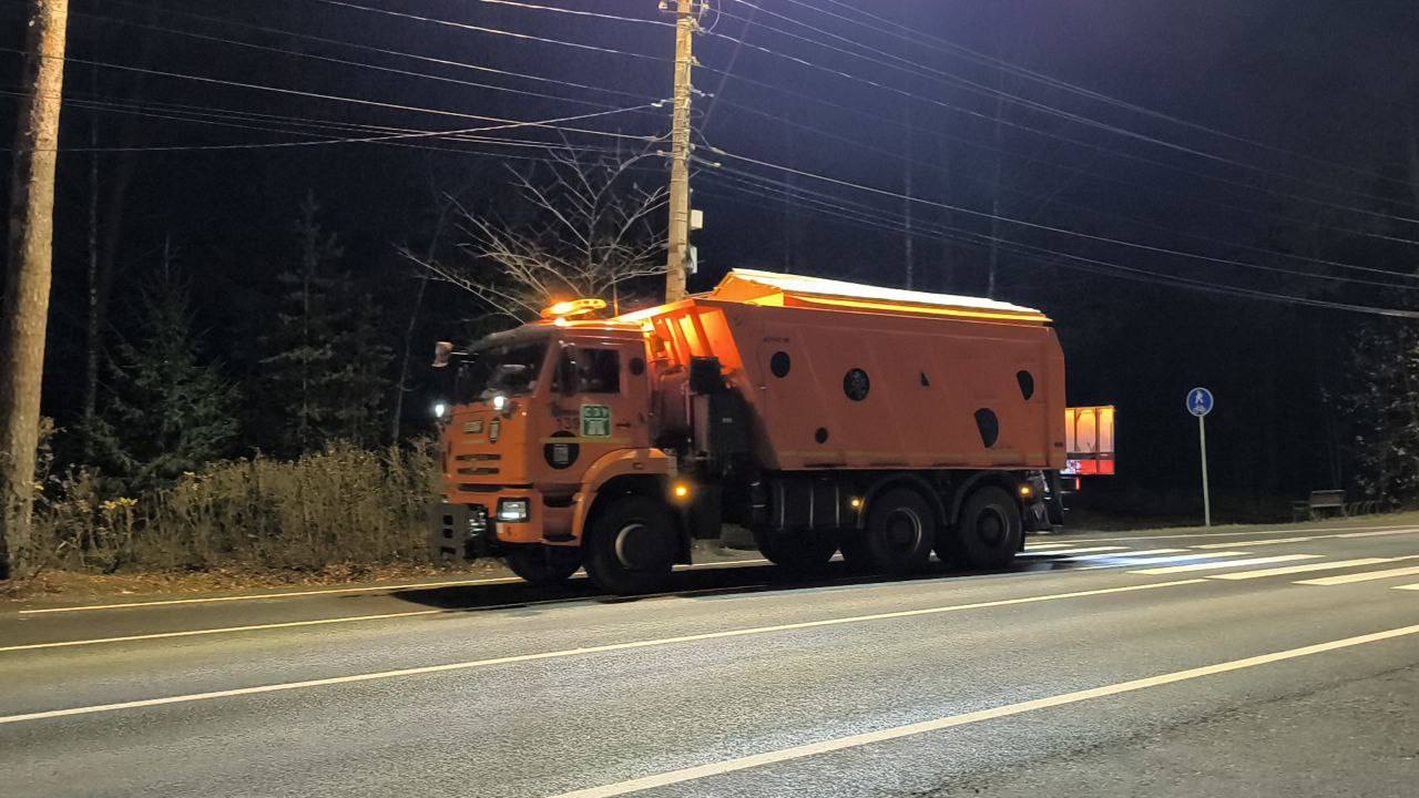 Петербургский комблаг взял верх над первым снегом Снежинки появившиеся в Пушкине и Курортном районе быстро растаяли Но это не значит что не надо блюсти безопасность Сегодня городские улицы убирают 592 единиц техники и 985 работников ручного труда fontankaspb