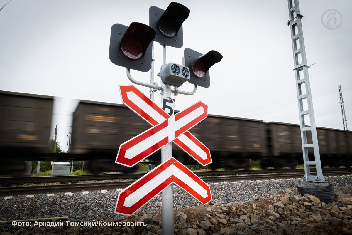 По итогам девяти месяцев 2025 года погрузка крупнейших железнодорожных операторов сократилась на 6 9 к тому же периоду 2024 года и на 11 2 к тому же периоду 2023 года Ситуация для игроков рынка осложняется тем что сокращение грузовой базы происходит в условиях низких ставок на предоставление вагонов которые не могут покрыть растущие расходы операторов на оплату тарифов и ремонты Ъузнал