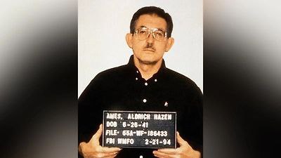 Бывший сотрудник контрразведки ЦРУ Олдрич Эймс приговорённый к пожизненному заключению за шпионаж в пользу Москвы умер в американской тюрьме Согласно ответу управления тюрем США его смерть наступила 5 января В 1994 году Олдрич был осужден к пожизненному заключению за деятельность связанную со шпионажем в интересах Советского Союза и Российской Федерации Он несколько раз давал интервью американским журналистам и неоднократно говорил что помимо денег к сотрудничеству с советскими спецслужбами его привела ненависть к политике Соединённых Штатов По словам Эймса ЦРУ было создано не для защиты страны от нападения а в целях порабощения любой страны в любой точке земного шара