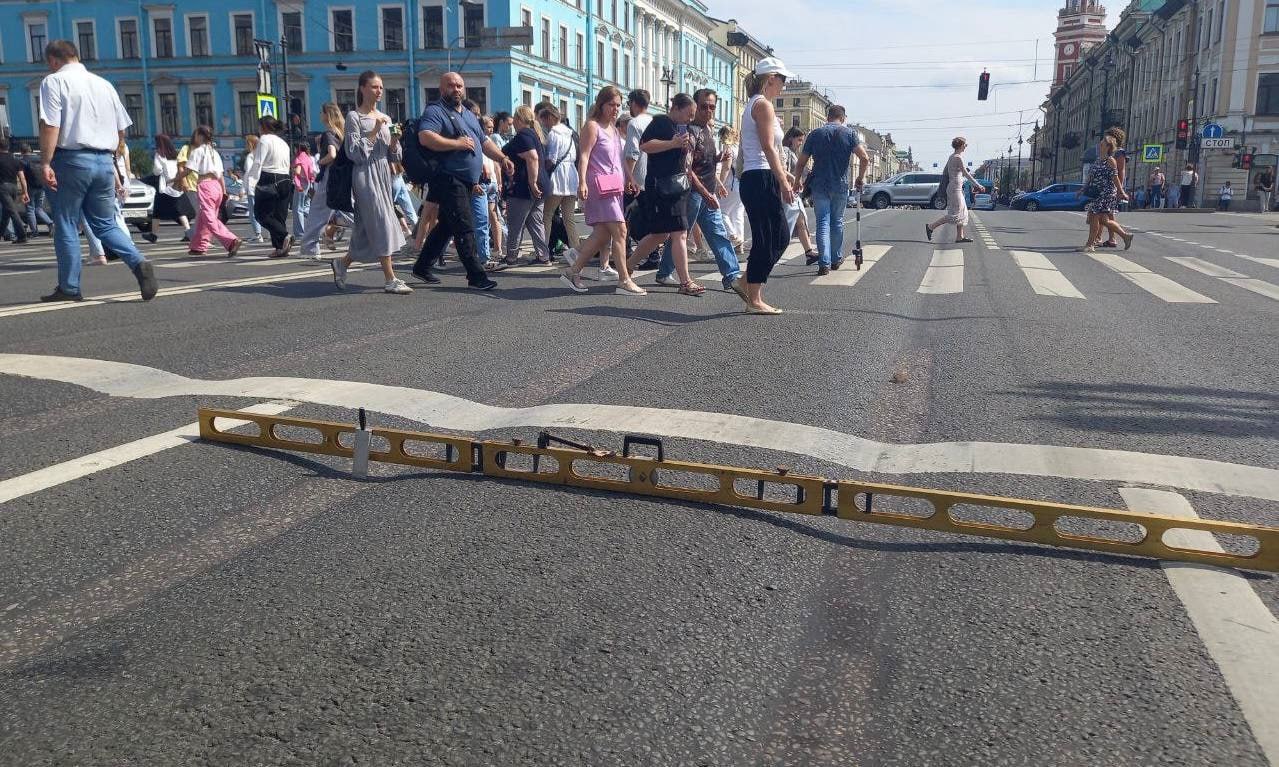 Невский отремонтируют во втором полугодии  Смольный запланировал ремонт главной улицы Петербурга в этом году, но только после городских праздников. Об этом сегодня на пресс-конференции поведал врио председателя комитета развития транспортной инфраструктуры Варов.  Чиновник рассказал, что как только отгремят «Алые паруса» и военно-морской парад, Невский проспект начнут участками уводить на ремонт. Кроме того, в этом году запланированы ремонты на Светлановском и Московском проспектах, а также на проспекте Косыгина.  Напомним, прошлым летом прокуратура Центрального района потребовала устранить выявленные на Невском нарушения безопасности дорожного движения. Оказалось, что колеи на проспекте в глубину достигают 8 см. Накануне губернаторских выборов дорожники прошлись асфальтоукладчиками и катками по нескольким участкам.   TvoySpb