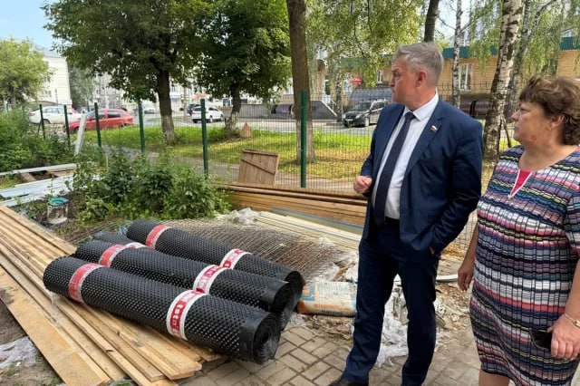 Спикер Заксобрания Кировской области Роман Береснев оценил ход ремонта общежития ВЭМТ Работы должны завершиться к началу нового учебного года. Вместе с подрядчиком на объекте работают студенты из стройотряда. «В новом учебном году общежитие должно стать комфортным и современным местом для отдыха и учебы будущих специалистов, которых техникум готовит для ведущих оборонно-промышленных предприятий региона», — отметил парламентарий.