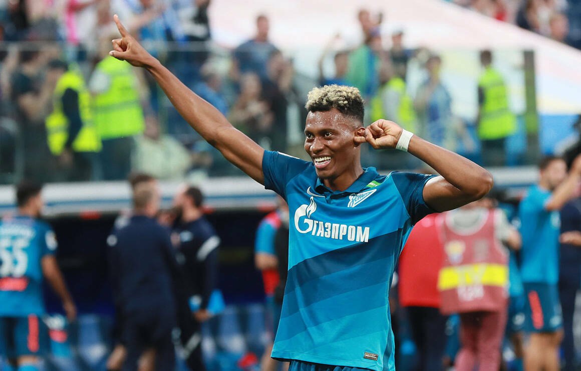 Зенит и Атлетико Минейро договорились о переходе Матео Кассьерры Нападающий Зенита Матео Кассьерра покидает Российскую Премьер лигу Согласно информации клубы Зенит и бразильский Атлетико Минейро достигли полной договоренности о трансфере 28 летнего колумбийского форварда По данным источника переход будет осуществлен на постоянной основе Уже во вторник 20 января Кассьерра должен вылететь в Бразилию для прохождения медосмотра и официального представления в качестве игрока нового клуба Читать полностью