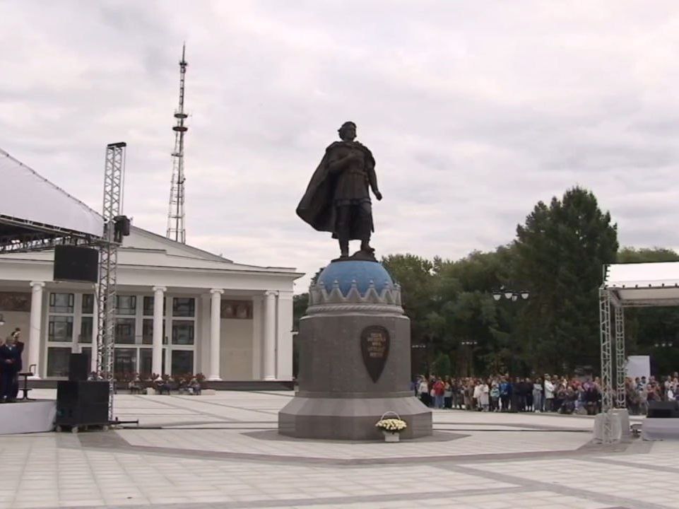 На площади у филармонии открыли памятник Александру Невскому. Также прошло освящение монумента.  Читать Pro Город •