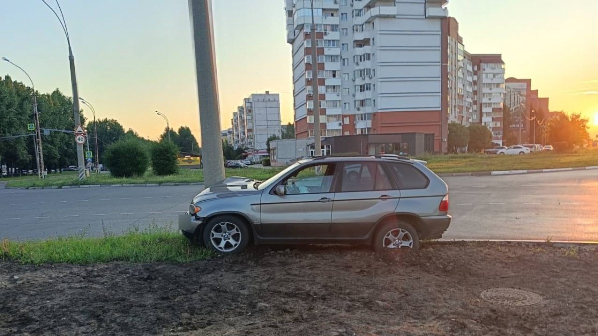В Самарской области водитель BMW X5 влетел в столб Инцидент произошел в Автозаводском районе Тольятти. По предварительным данным Госавтоинспекции, ДТП случилось около 03:20 часов, 8 июля, когда водитель серебристого BMW X5 не справился с управлением своего авто. Итог закономерный - машина влетела в световую опору. Представитель немецкого автопрома лишился части бампера, а моторный отсек серьезно деформировался. Сам 45-летний пострадавший получил амбулаторное лечение, а сотрудники полиции в настоящее время выясняют все обстоятельства произошедшего. : ГУ МВД России по Самарской области