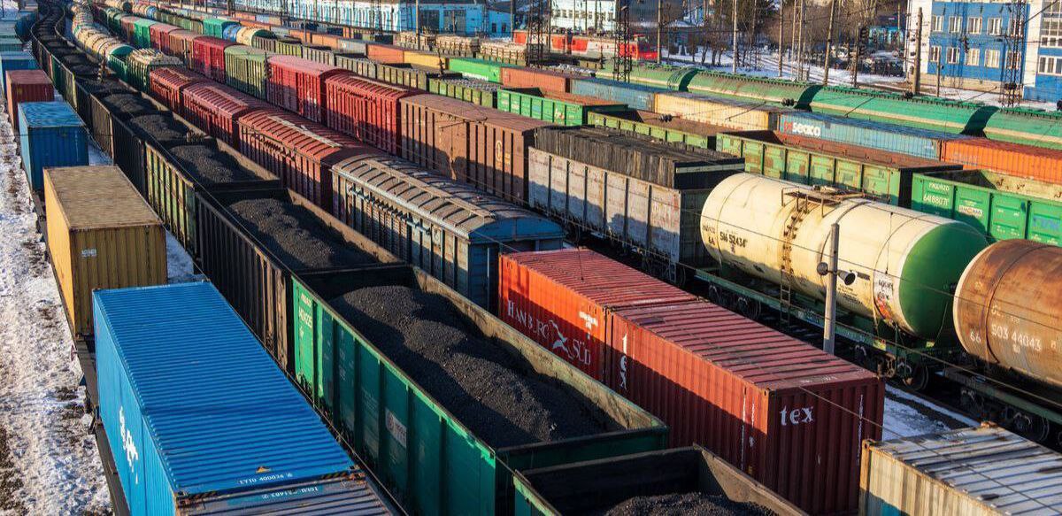Объем ж д грузоперевозок между Казахстаном и Россией вырос на 5 За 10 месяцев 2025 года объём железнодорожных перевозок между Казахстаном и Россией достиг 71 6 млн тонн сообщили Казахстанские железные дороги Это на 3 41 млн тонн или на 5 больше чем годом ранее При этом из Казахстана в Россию в этот период перевезли ж д транспортом 43 8 млн тонн грузов Это почти на 2 09 или на 5 больше чем годом ранее Объем ж д грузоперевозок из России в Казахстан составил 27 8 млн тонн Это на 1 32 млн тонн или на 5 больше чем годом ранее Читайте также Тарифы на ж д грузоперевозки в Казахстане планируют повышать на 24 в год Тарифы на ж д перевозки в Казахстане повышают не менее трех раз в год Logistan info Логистика Экономика