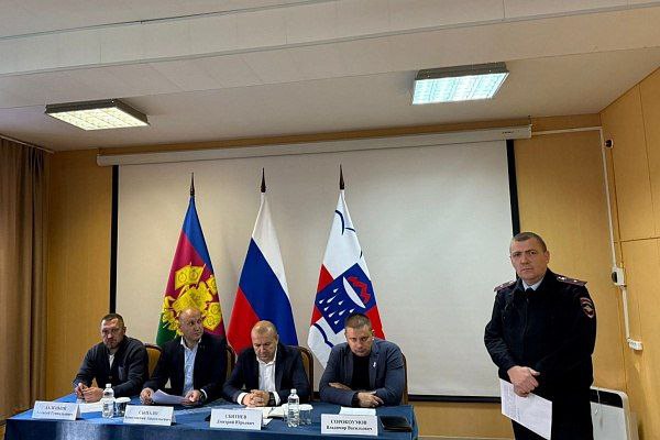 В Сочи ведутся работы по благоустройству набережной реки Херота Встреча с населением Молдовского сельского округа прошла под председательством главы администрации Адлерского района Дмитрия Сбитнева Жителей интересовали вопросы расчистки русла реки Херота обустройства искусственных неровностей на лице Дачная увеличения количества транспорта на маршрутах 115 и 556 а также повышение частоты вывоза ТКО В настоящее время в селе Орел Изумруд проводится бетонирование и замена тротуарного покрытия на улице Петрозаводская Снесено 44 аварийных дерева и сформирована площадка для строительства новой детско спортивной зоны Активно ведутся работы по благоустройству прилегающих к реке Херота территорий Проведены работы по бетонированию набережной идет демонтаж старого покрытия тротуаров заливка пандусов и переходов через мост По окончанию работ будет установлена новая парковая мебель Мы в МАХ