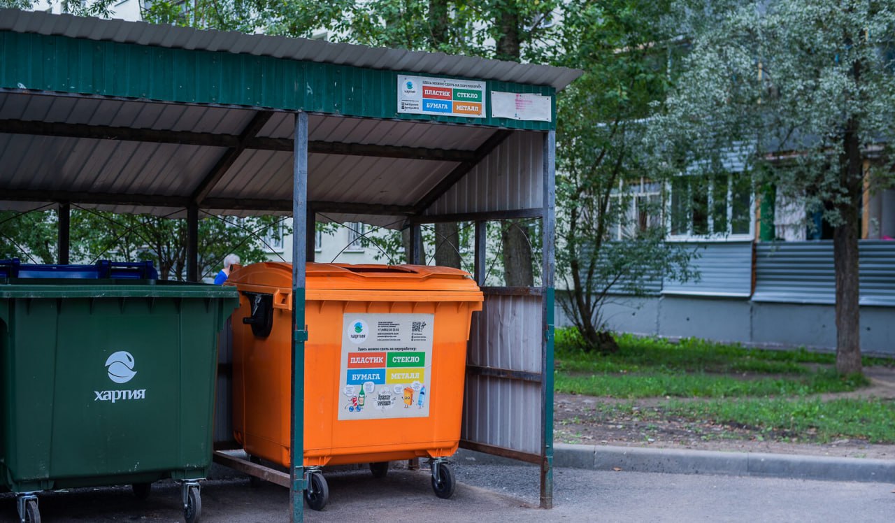 Наиболее добросовестно платят за вывоз мусора жители Северо Западного федерального округа Такие данные озвучили в РЭО по итогам первой половины 2025 года Северо Западный 98 3 Центральный 94 8 Уральский 94 6 Приволжский 94 3 Сибирский 93 2 Дальневосточный 91 2 Южный 90 8 Новые регионы 86 8 Северо Кавказский 84 1 В среднем по России собираемость платежей жителей за услуги по вывозу твердых коммунальных отходов достигла 94 1 что на 1 1 выше чем за первое полугодие 2024 года В некоторых регионах собираемость превысила 100 от выставленных счетов Ненецкий АО Бурятия Коми Иркутская Саратовская и Калининградская области