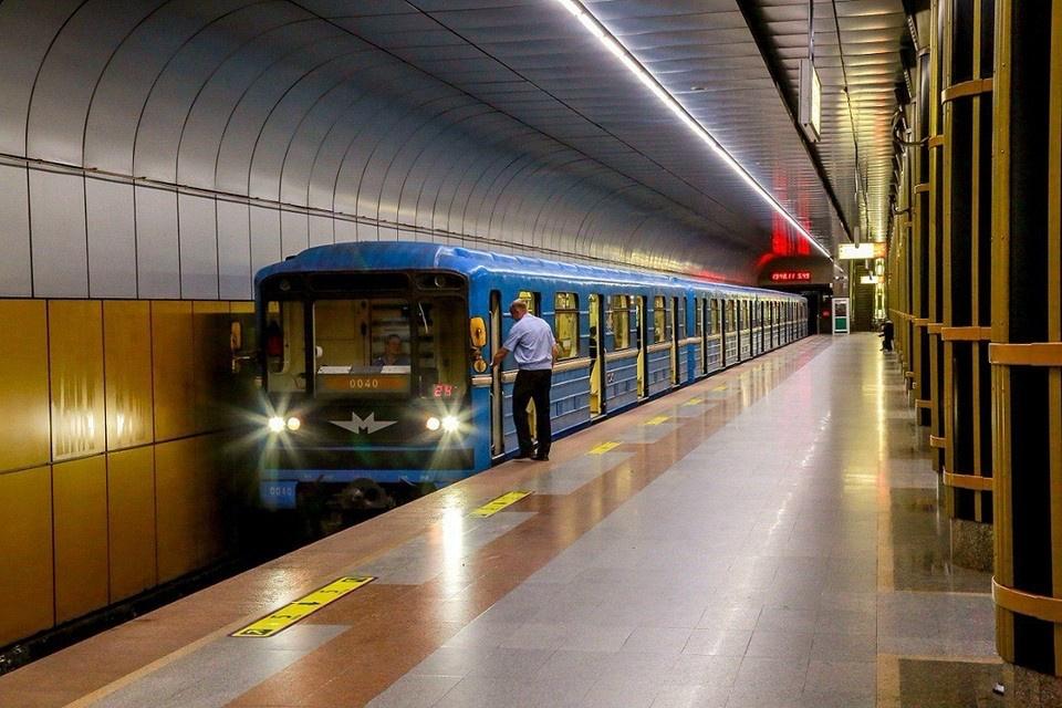 На документы для продления Дзержинской линии метро потратят 800 миллионов рублей Разработка документации для продления Дзержинской линии метро от станции «Золотая Нива» обойдётся бюджету в 800 миллионов рублей. К проекту приступят только после того, как скорректируют главную схему развития метро. Проектировщикам нужно будет провести инженерные изыскания для будущего строительства участка до перспективной станции «Молодёжная». Здесь же планируется двухпутная ветка в электродепо «Волочаевская». Пока конкурс на эти работы не объявляли. Сейчас подрядчик занимается документацией для левого тоннеля между станциями «Золотая Нива» и «Берёзовая роща». Интересно, сколько лет и денег придётся потратить, чтобы новые станции метро всё-таки появились? Любить Новосибирск