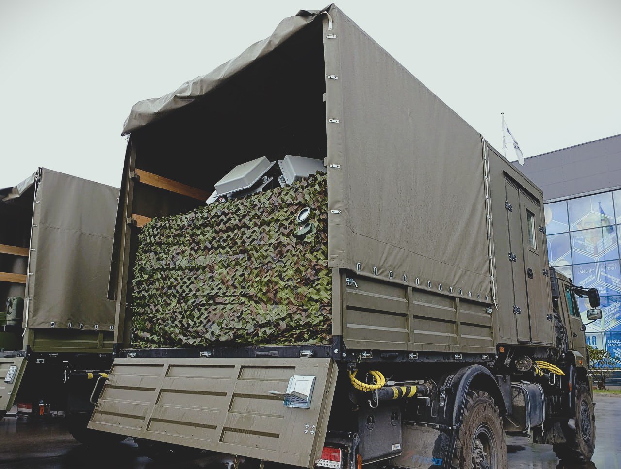 Наш холдинг Швабе впервые представил на выставке Интерполитех 2025 мобильный лазер для противодействия БПЛА Изделие может использоваться как самостоятельный антидрон так и в составе эшелонированных систем ПВО Мощное направленное излучение позволяет в течение одной минуты выводить из строя сразу несколько беспилотников различных типов Основу комплекса составляет силовой лазер с воздушным охлаждением и оптико электронная система для обнаружения и сопровождения целей Оборудование работает от бортовых аккумуляторов которые можно подзаряжать от внешних источников Весь комплекс вместе с пунктом управления умещается в кузове грузовика rostecru