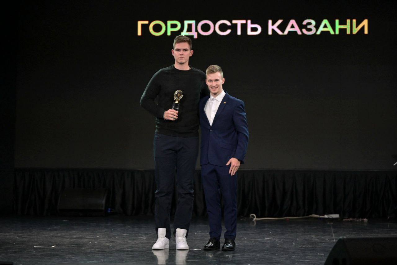 В Казани наградили лучших спортсменов и тренеров 2025 года Сегодня в нашем городе состоялась торжественная церемония вручения премии Спортивная Казань которая подвела яркую черту под спортивным сезоном Более 100 участников 27 номинаций сотни достижений вот масштаб этого праздника спорта Награды нашли своих героев лучших спортсменов тренеров руководителей спортивных объектов и школ чей ежедневный труд пишет славную историю казанского спорта Особенно значимым моментом стало участие Даниела Маринова который символично передал звание Гордость Казани новым победителям Это преемственность поколений уважение к традициям и признание тех кто продолжает наш путь к победам Поздравляем наших звёзд Среди награждённых Хуснутдинова Дина Айдаровна фигурное катание КМС победитель всероссийских соревнований Первенства ПФО и УФО РТ Тренер Заякина Надежда Владимировна Филаретов Никита Евгеньевич гребной спорт мастер спорта России член сборной страны победитель Кубка России Тренеры Гаранин Павел Сергеевич и Гаранина Елена Сергеевна Почётными гостями вечера стали легенды олимпийская чемпионка СССР по фехтованию Наиля Гилязова и Александр Плюшкин Праздник украсили яркие выступления спортивных коллективов по гимнастике и акробатике А в специальном ролике напомнили о мощной спортивной инфраструктуре города 2387 объектов 46 развиваемых видов спорта и более 500 мероприятий ежегодно Казань город чемпионов Гордимся нашими героями и верим в новые победы