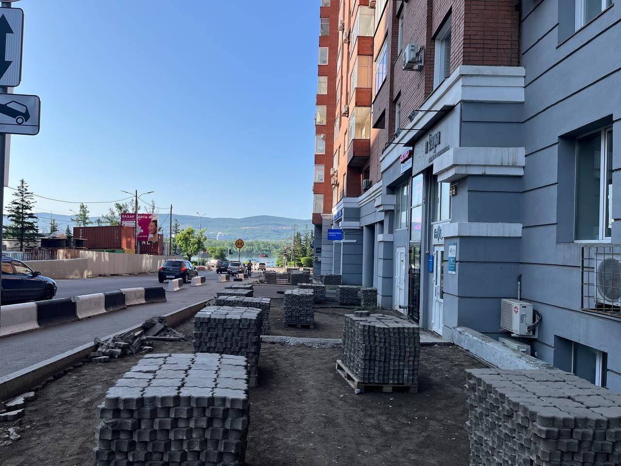 Красноярцы жалуются на благоустройство улицы Перенсона. Там невозможно пройти без последствий. Ремонт идёт уже больше недели и продлится до середины октября. Но уже сейчас жители города жалуются на неуважение подрядчика: пройти по улице и остаться чистым буквально невозможно. Контракт на ремонт поперечных улиц центра заключён на все объекты УДИБом одним лотом — рассказывает депутат Илья Зайцев, — но нет промежуточных этапов. То есть, разрушенная улица может быть в таком состоянии хоть до осени, и не исключено, что основную часть работ подрядчик выполнит за неделю. Зайцев пообещал обратиться в горхозяйство для решения проблемы: оборудования временных проходов, защиты от пыли, аккуратного размещения стройматериалов. Подписаться Прислать новость