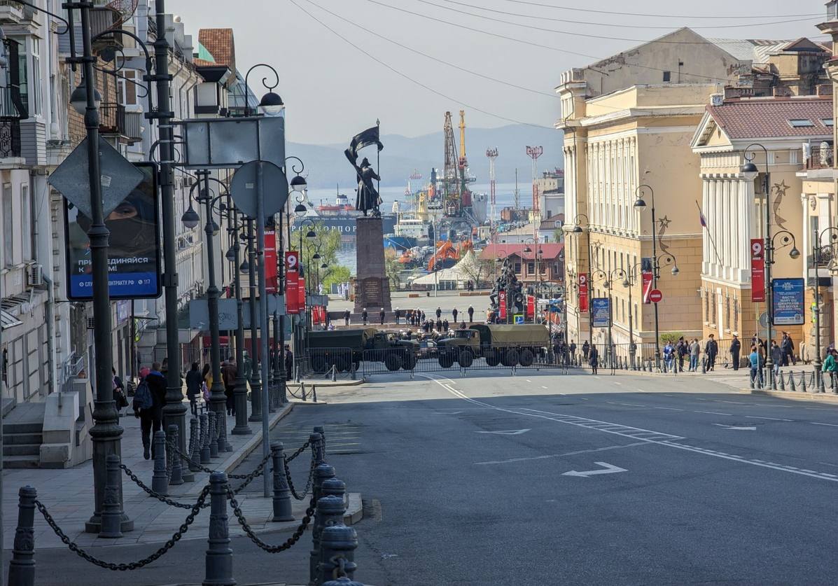 Во Владивостоке завтра будет масштабное перекрытие Центра с 6 до 13 для репетиции Парада Советуем выезжать на работу очень рано, либо после 13. Стоять будет все колом. Во вторник, 6 мая, центр Владивостока перекроют на время заключительной репетиции парада Победы. С 06:00 закроют Корабельную набережную и Светланский переулок. С 07:00 будут перекрыты Светланская до остановки «Лазо» и Алеутская от Семёновской до 1-й Морской, а также прилегающие улицы. Предварительно, репетиция должна завершиться до 13:00. Водителей просят планировать маршруты движения с учётом вводимых ограничений. Автобусы со стороны Покровского парка будут доезжать только до Семеновской, со стороны Маяка – до 1-й Морской, а со стороны Луговой – поворачивать на Пушкинскую. Админу
